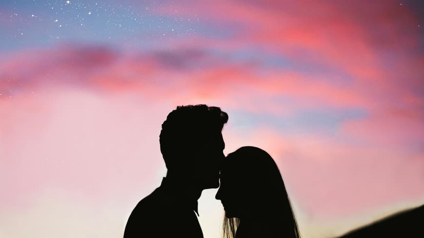 Pärchen unter Abendhimmel
