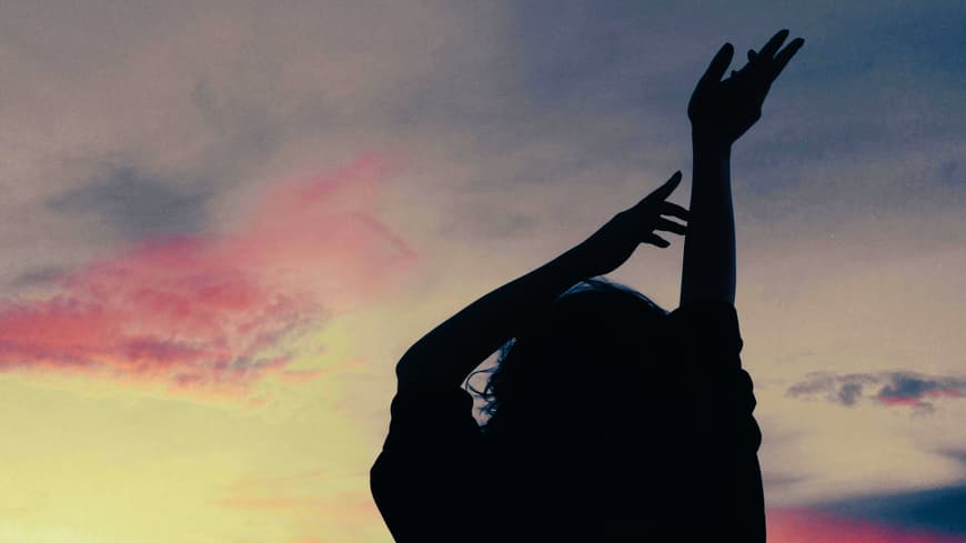 Frau vor Abendhimmel