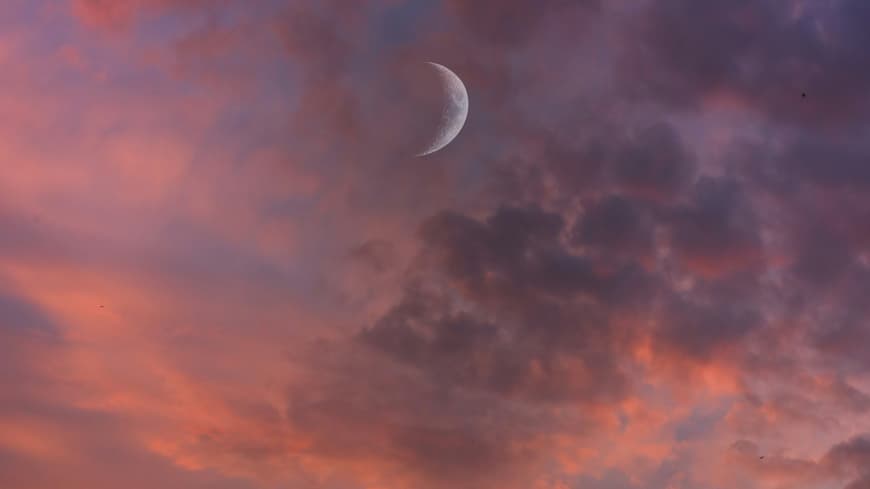 Mond am orangenen Wolkenhimmel