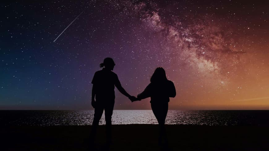 Welche 3 Sternzeichen sich jetzt auf einen Boost in ihrem Liebesleben freuen können, liest du hier. Pärchen unterm Sternenhimmel