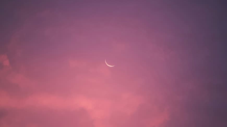 Rosa Wolkenhimmel mit Sichelmond
