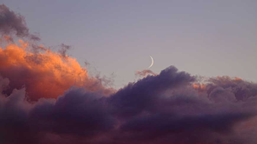 Was deinem Sternzeichen in dieser Woche bevorsteht? Das erfährst du in unserem Wochenhoroskop. Wolkenhimmel mit Sichelmond