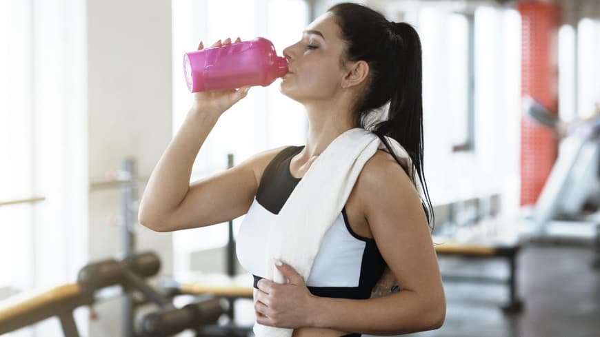 Eine Frau trinkt einen Proteinshake