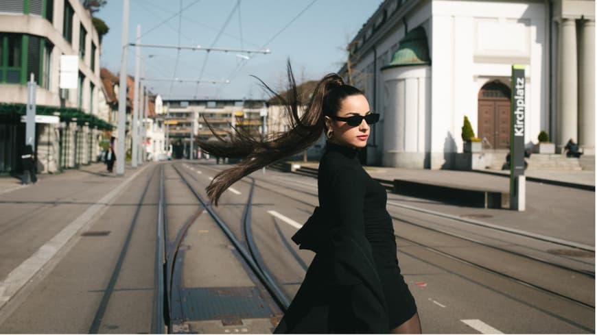 Eine Frau trägt einen hohen Zopf