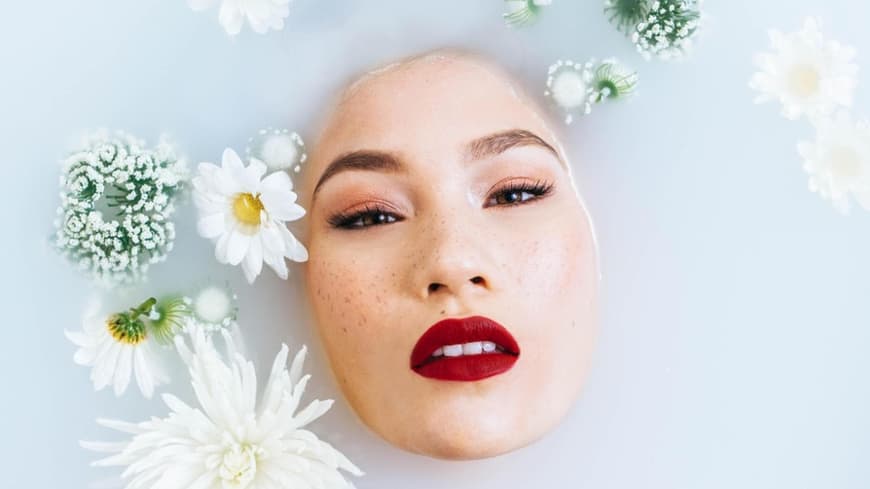 Eine Frau liegt in der Badewanne