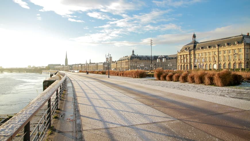 Alte, schöne Bauten in Bordeaux an der Promenade.