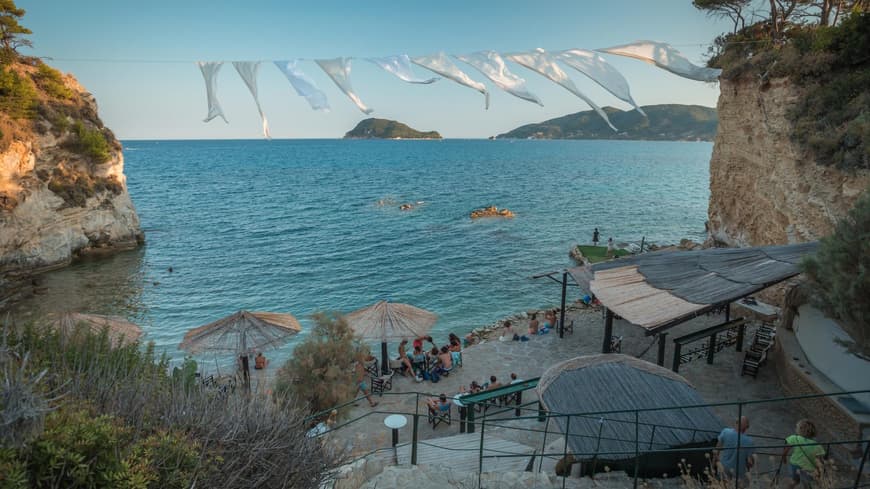 Ein Beach Club an der Küste von Cameo Island mit ein paar Menschen.