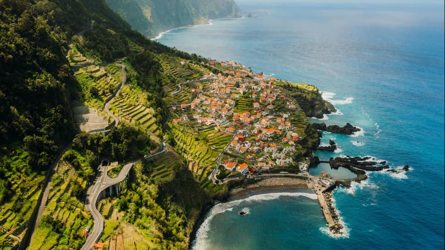 Die Küste von Madeira mit Häusern und viel Landschaft.