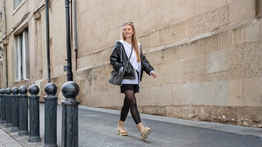 Frau trägt wärmende Stiefeletten