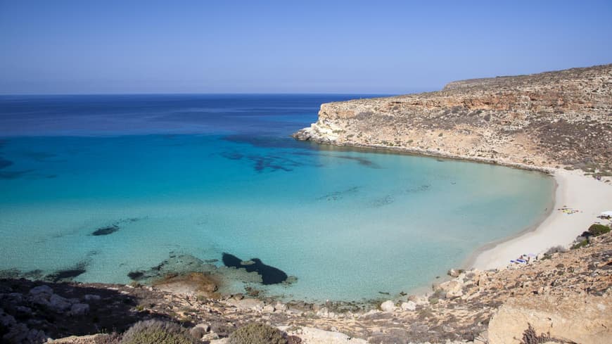Die Spiaggia dei Conigli auf Lampedusa mit klarem Wasser.