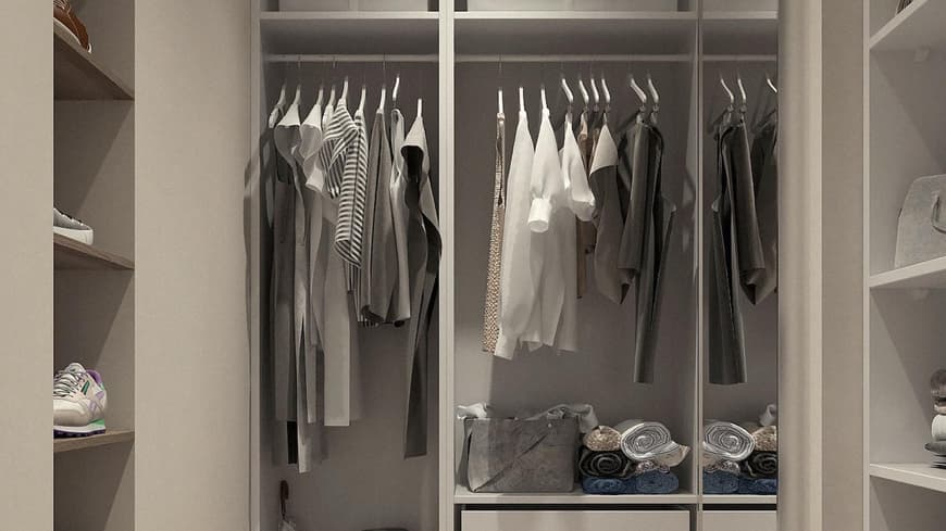 Ein organisierter Kleiderschrank