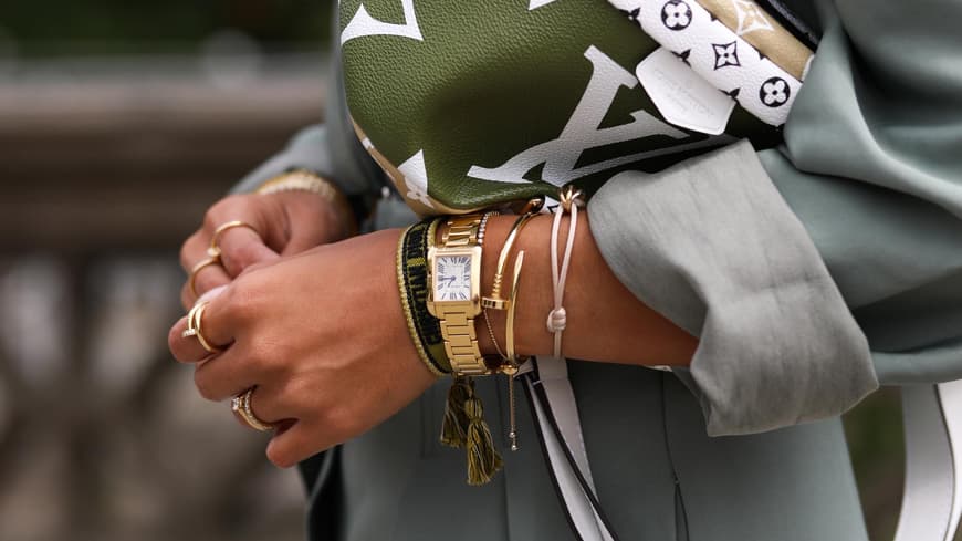 Eine Frau trägt hochwertigen Schmuck an den Händen