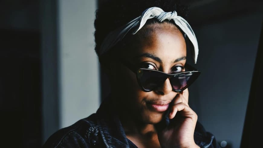 Eine Frau mit Sonnenbrille