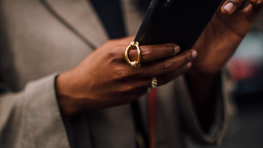 Eine Frau hält ihr Handy in der Hand