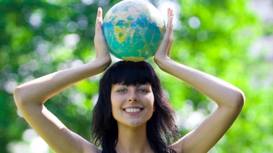 Frau mit Globus