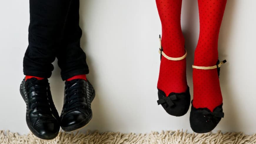 Schwarze Hose, rote Strümpfe