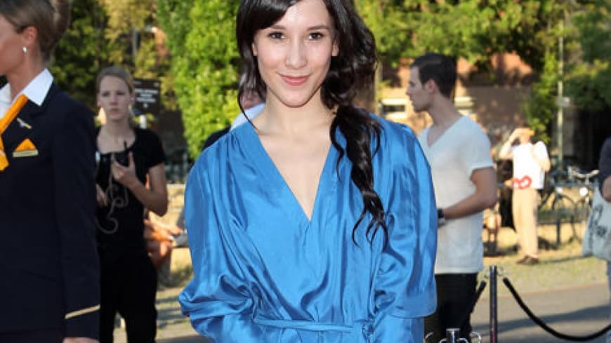 Sibel Kekilli, blaues Kleid