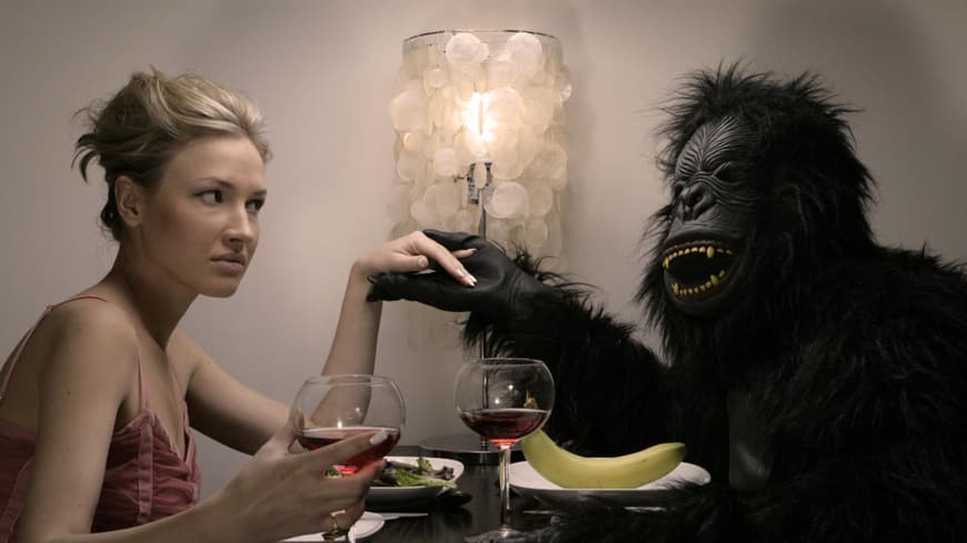 Frau ist Dinner mit einem Gorilla