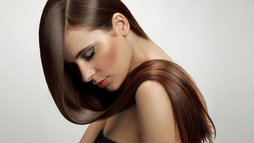 Frau mit glänzenden Haaren