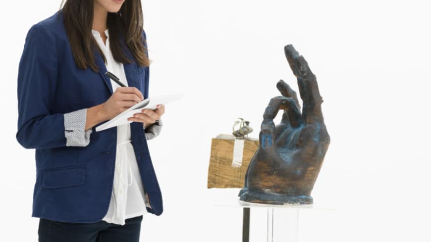 Frau betrachtet moderne Kunst