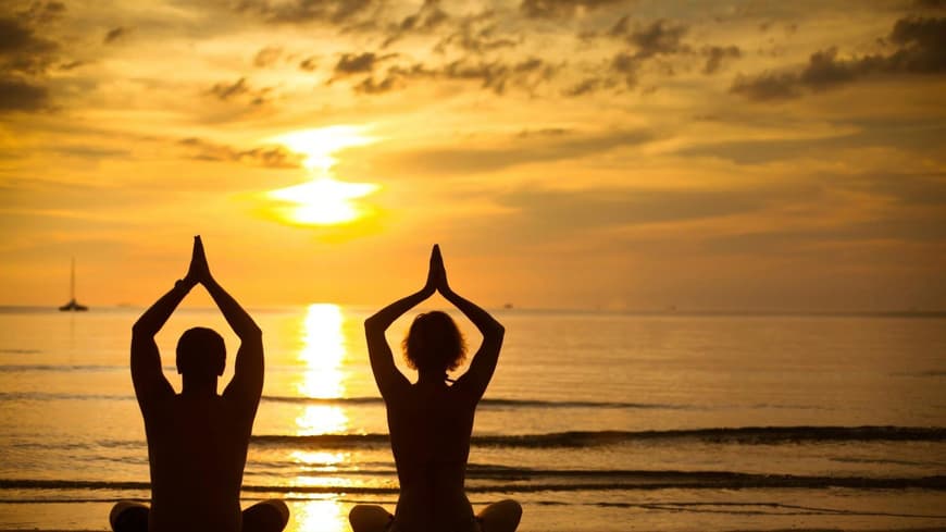 Partner-Yoga im Sonnenuntergang