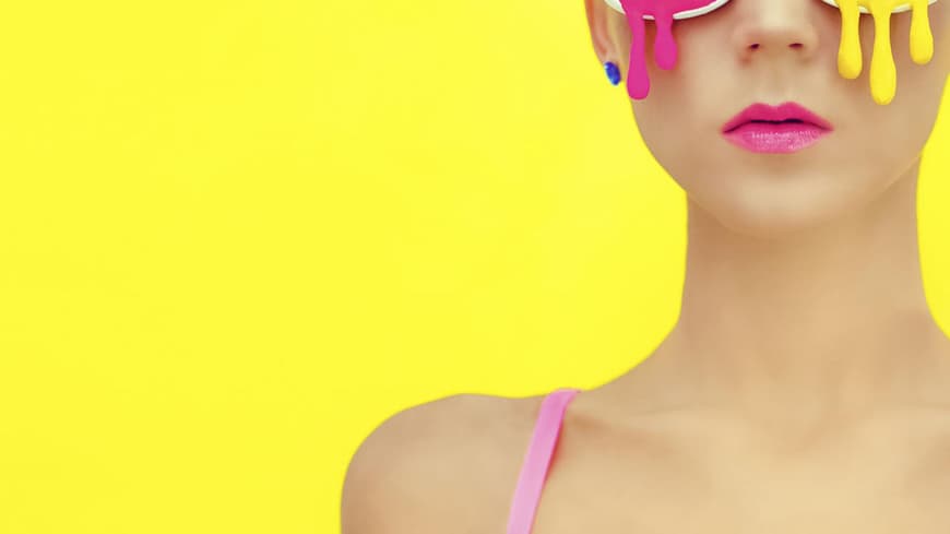 Frau mit bunter Brille