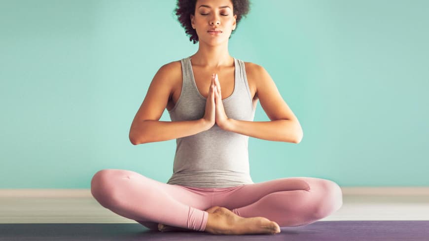 Frau macht Yoga auf Matte
