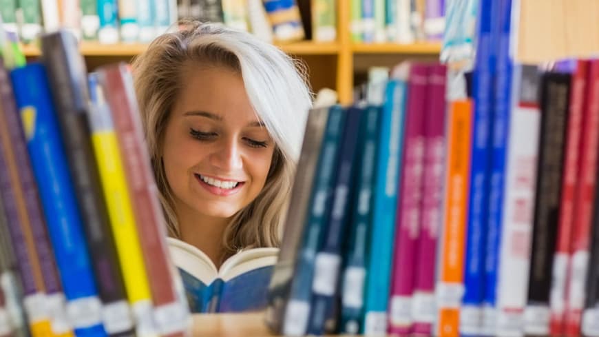 Frau mit Büchern