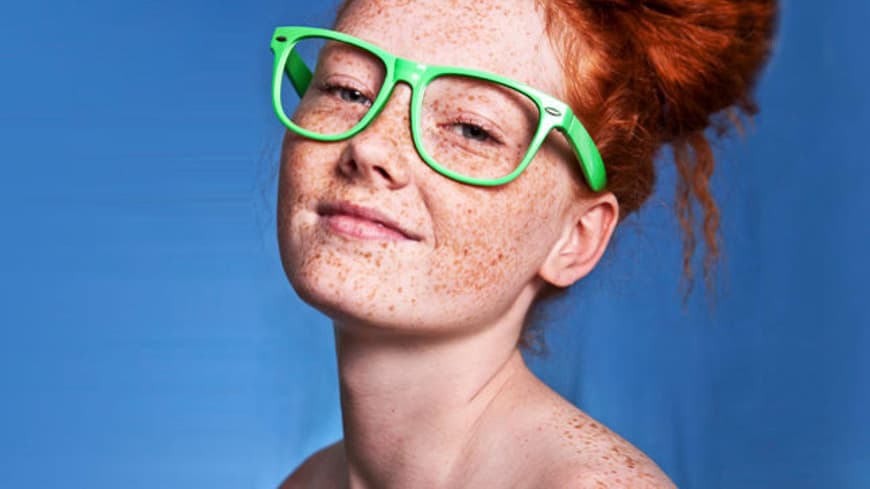 Frau mit roten Haaren und Sommersprossen