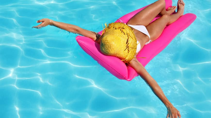 Frau im Pool