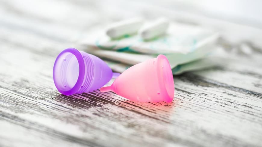 Eine Menstruationstasse ist bunt, nachhaltig und praktisch 