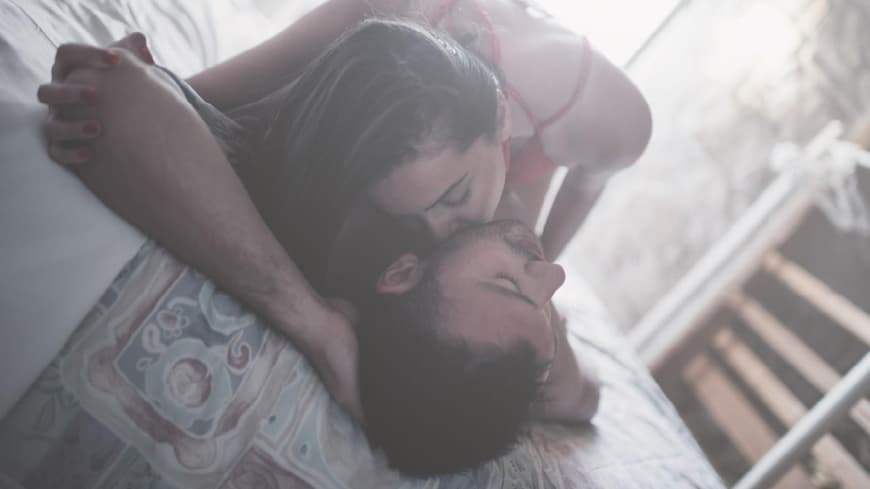 Ein Paar beim Sex. Doch was, wenn es zu Kavaliersschmerzen kommt? 