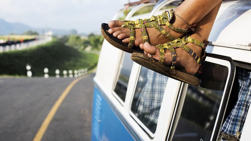 Füße, Sandalen und Auto