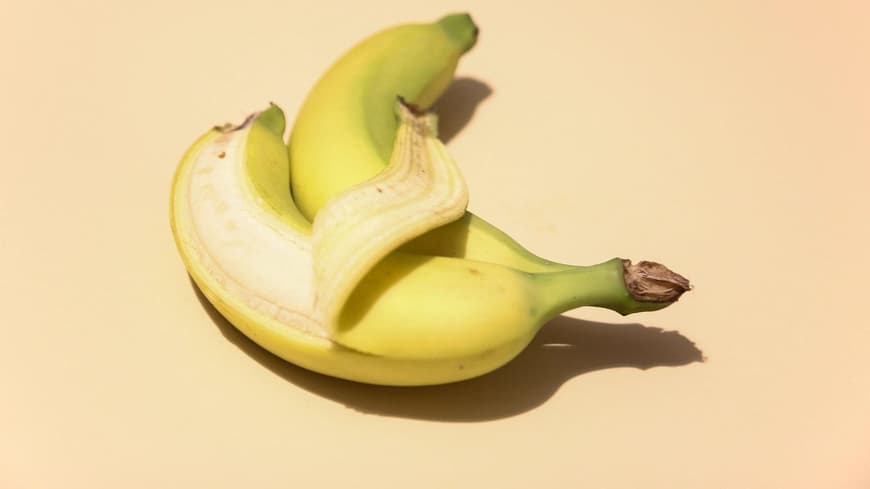 Zwei Bananen liegen aneinander