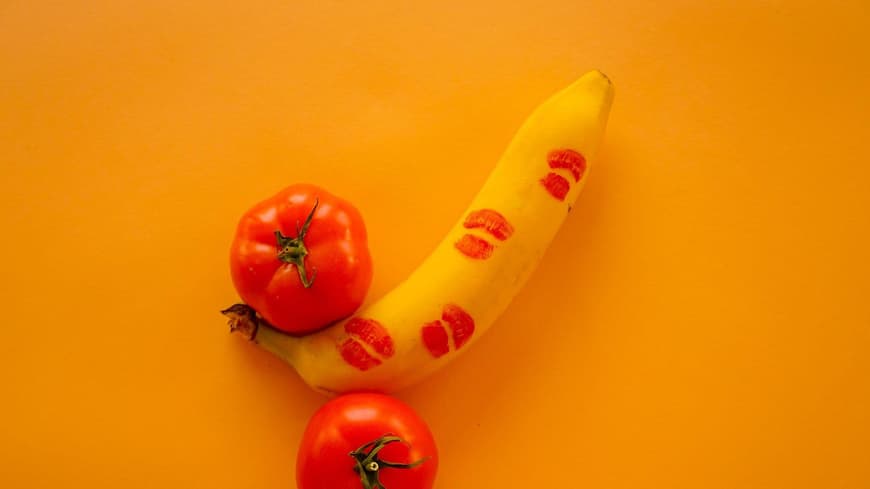 Penis aus Banane und Tomaten