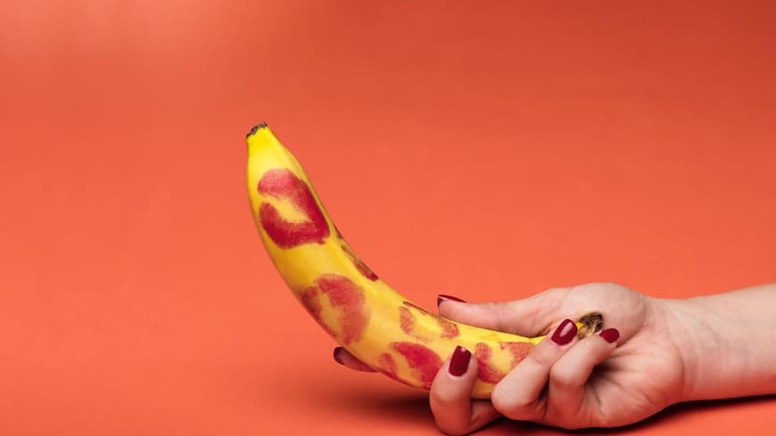 Banane mit Kussmundabdruck