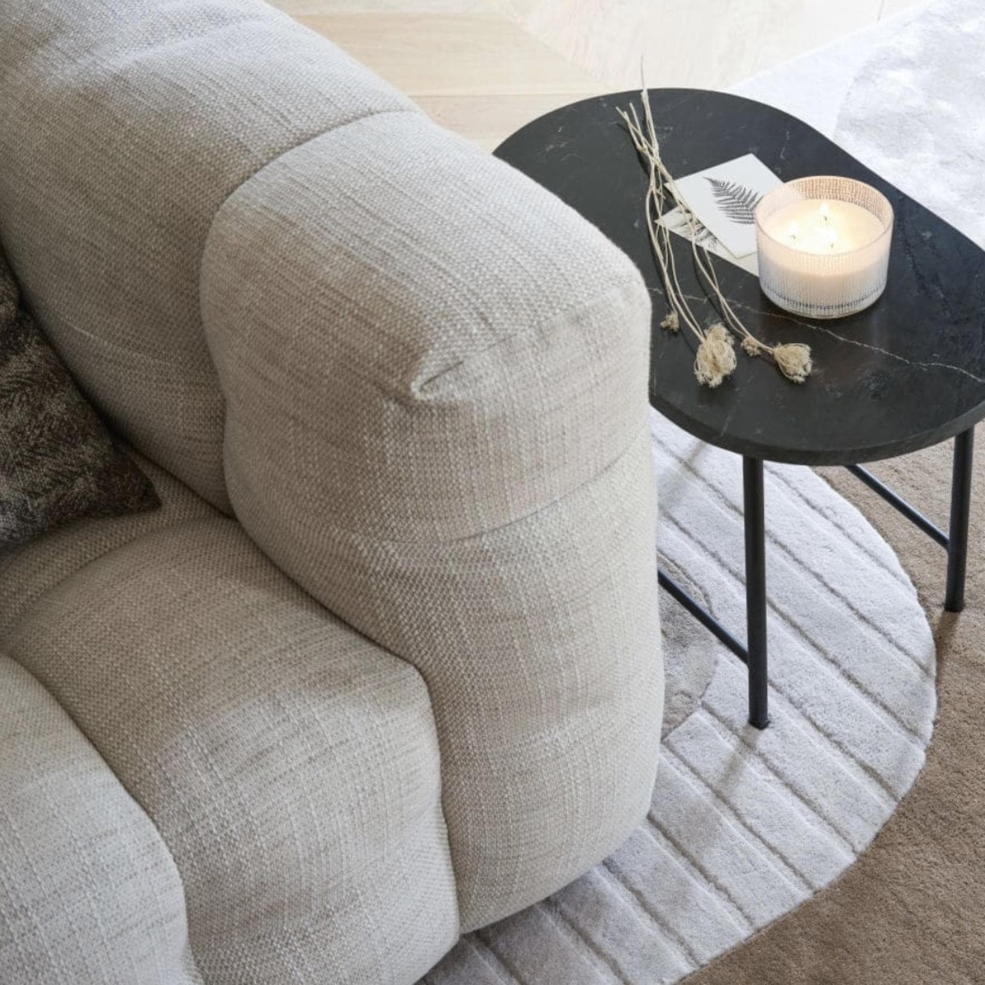 Dieser Beistelltisch von Maisons du Monde aus schwarzem Marmor und Metall eignet sich perfekt für dein Wohn- oder Schlafzimmer und kann für 75 Euro (50 Prozent Rabatt) ergattert werden. 
