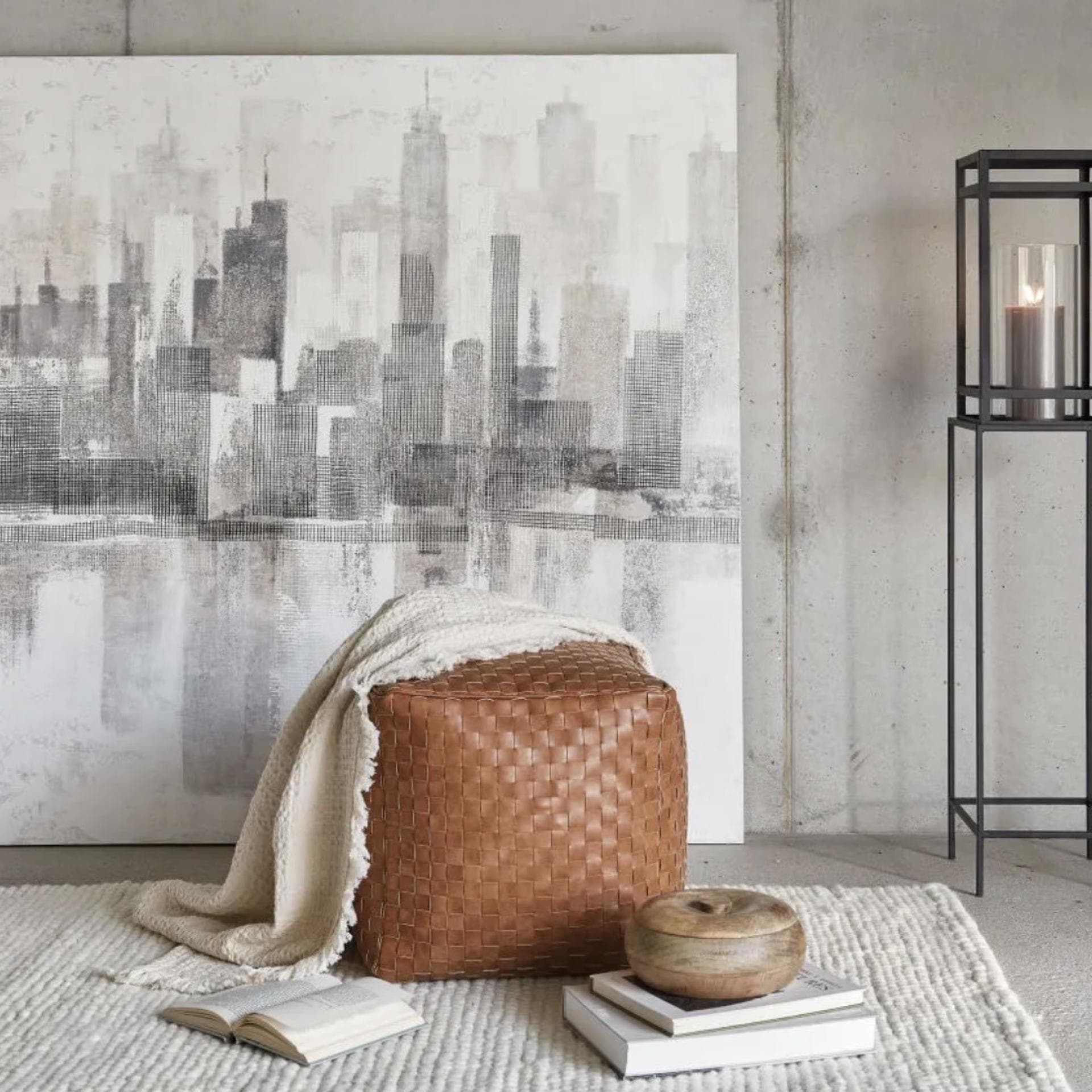 Ein stylisches, gemaltes Leinwandbild in Grau, Weiß und Beige von Maisons du Monde, das momentan um 50 Prozent auf 100 Euro reduziert ist. 