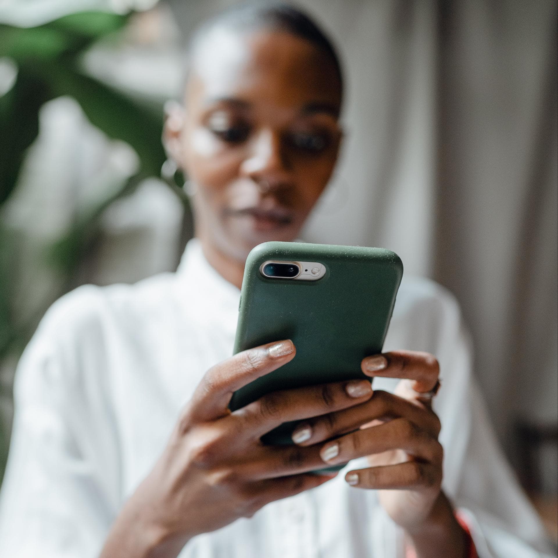Diese drei Sternzeichen neigen dazu, per Textnachricht Schluss zu machen. Frau mit Handy