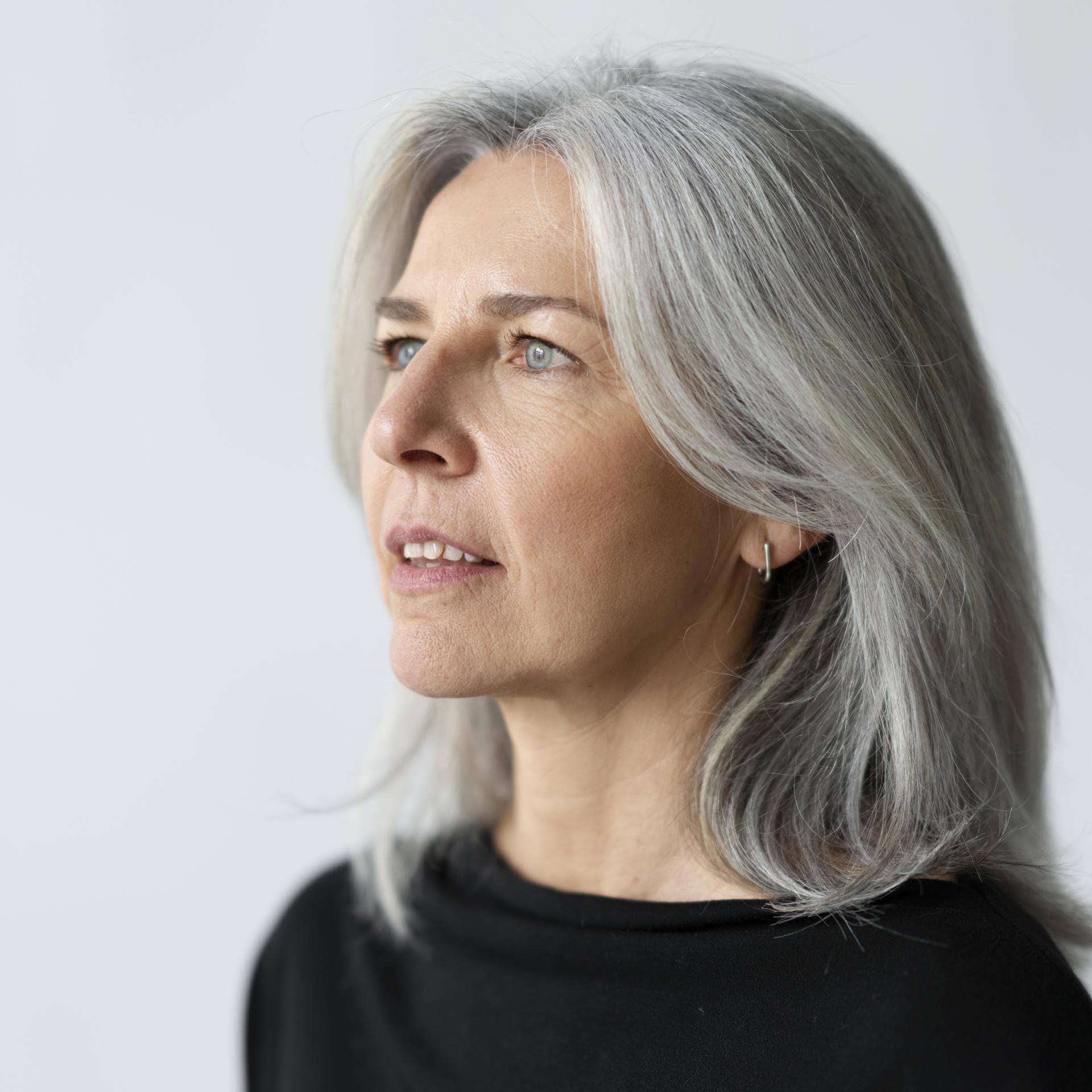Frau mit grauen Haaren