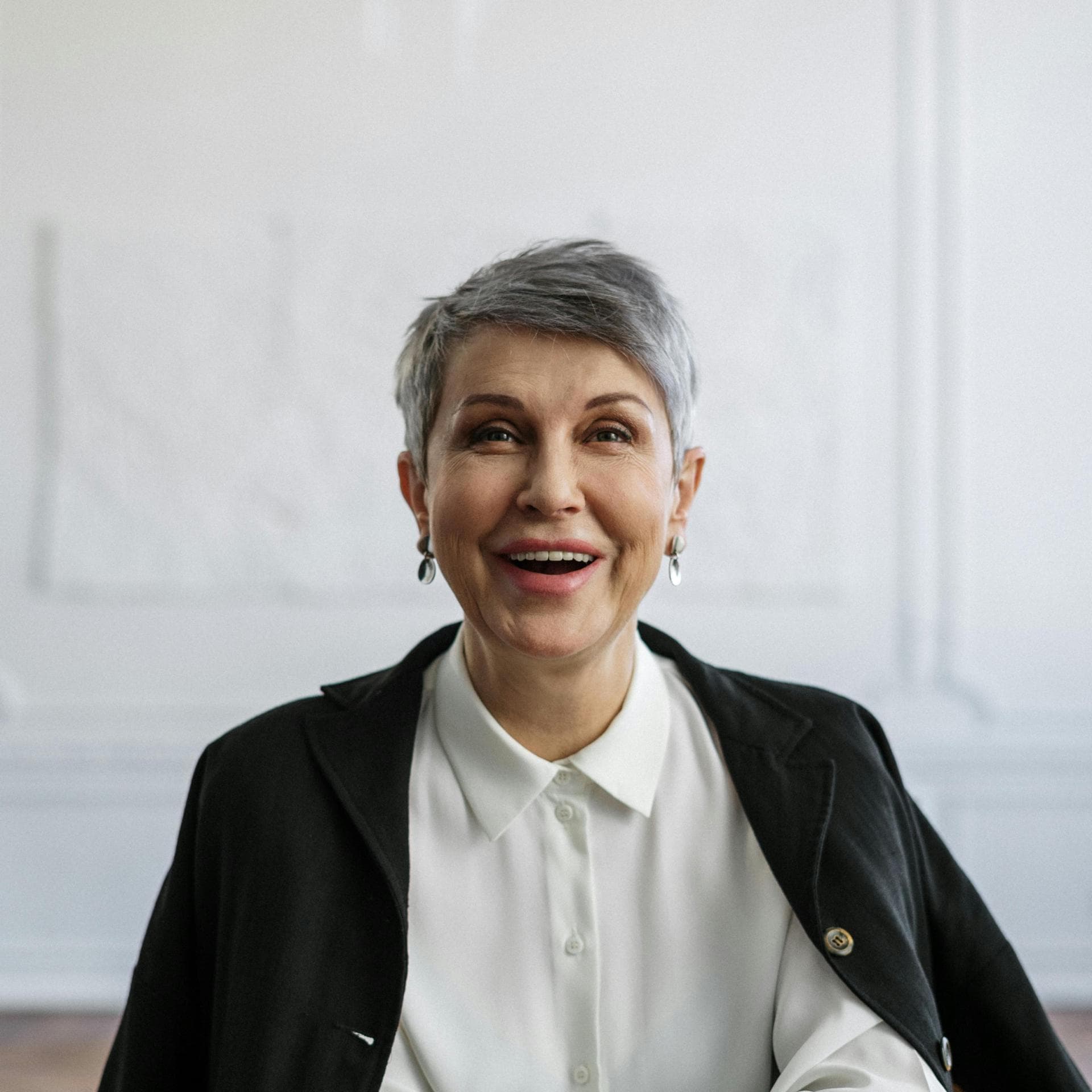 Frau mit grauen Haaren