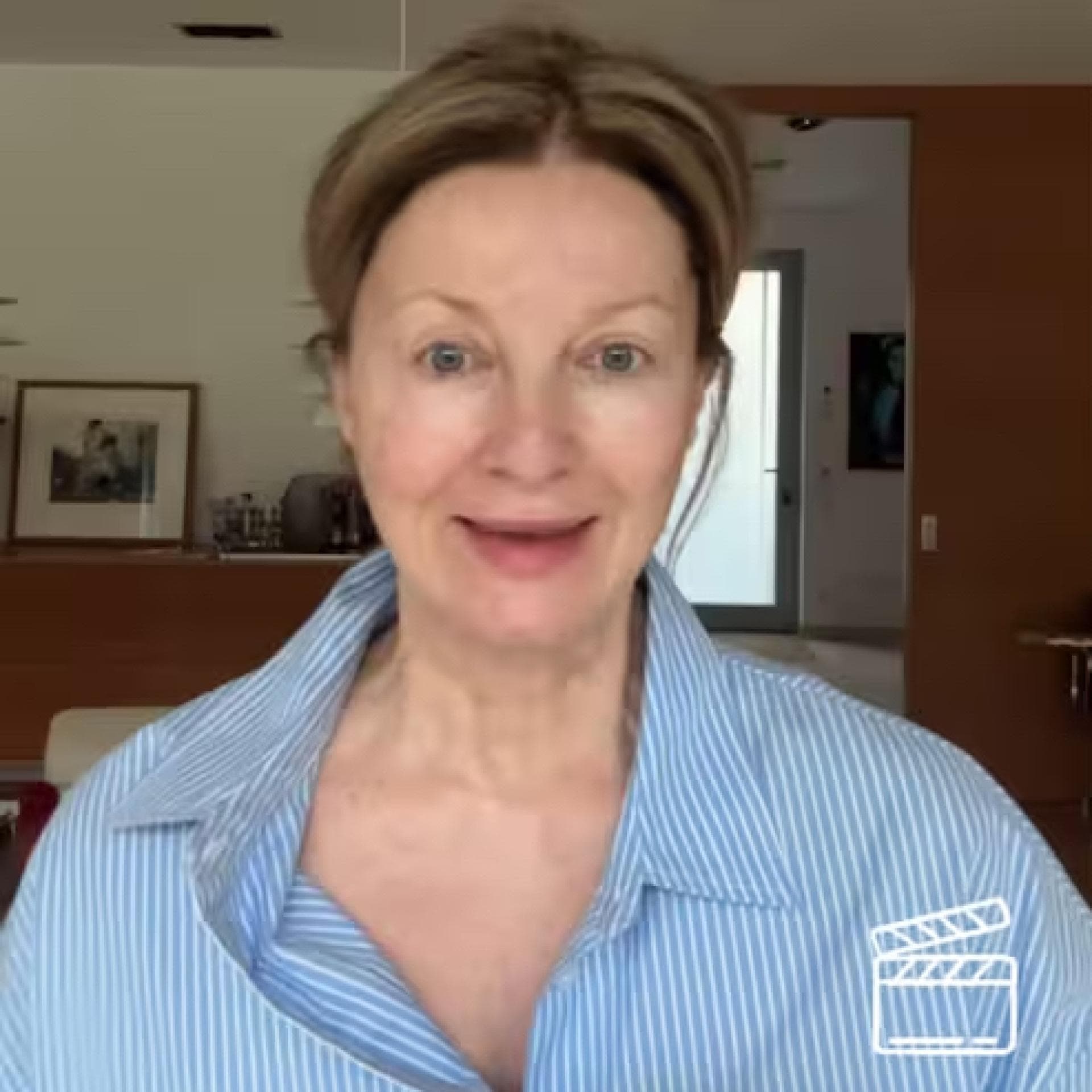 Frauke Ludowig im Pyjama und ungeschminkt.