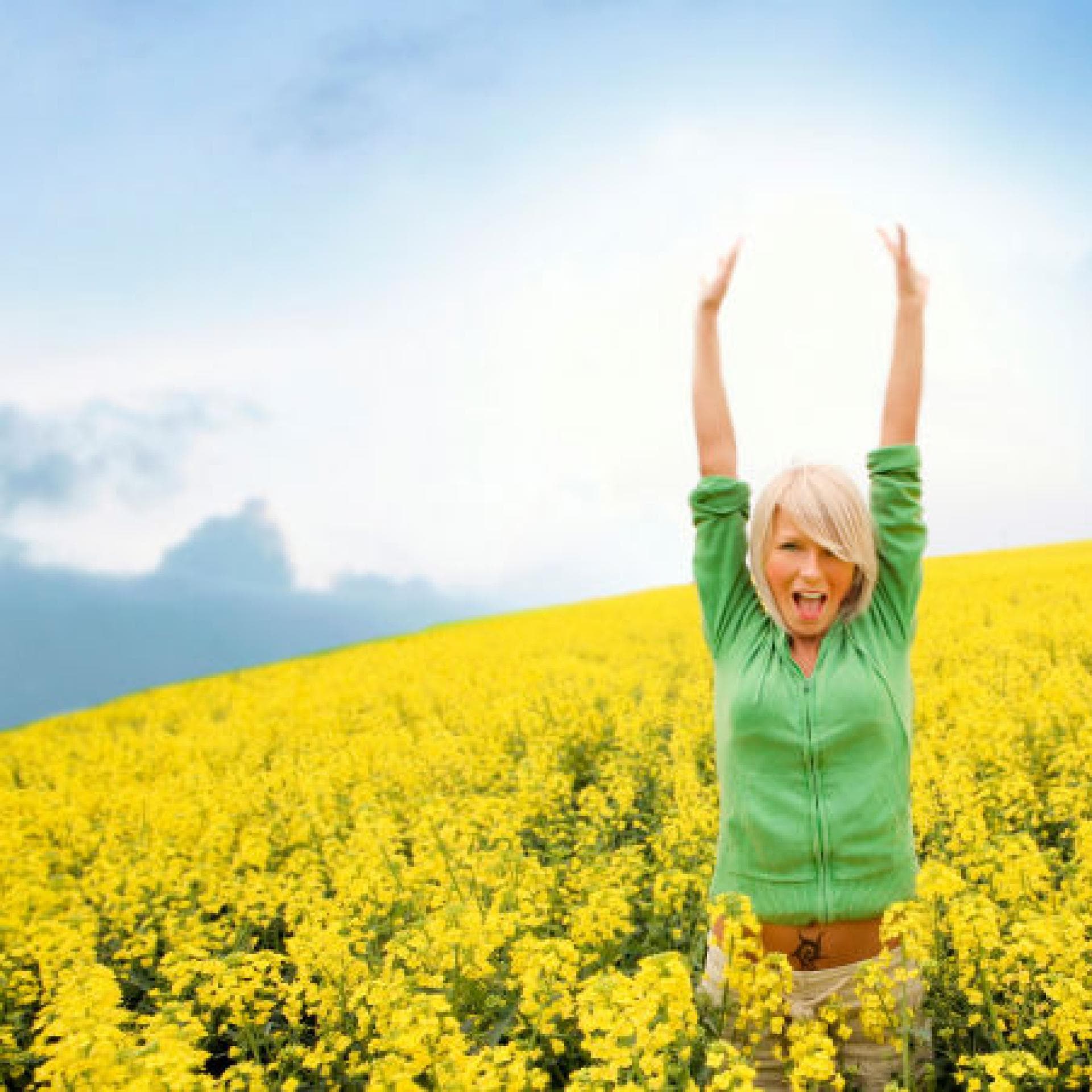 Frau im Blumenfeld Frau im Blumenfeld