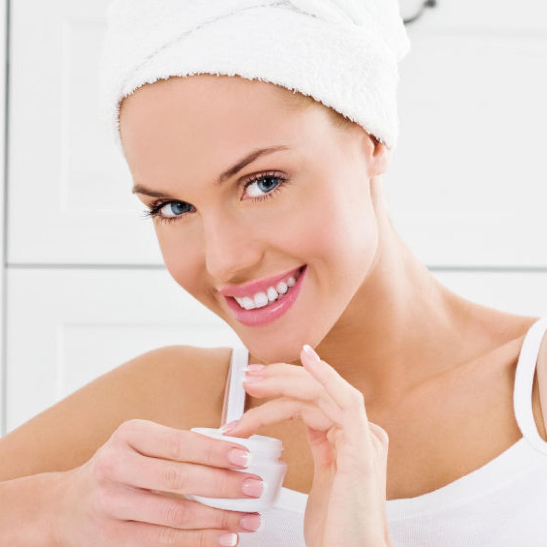 junge Frau mit Creme junge Frau mit Creme