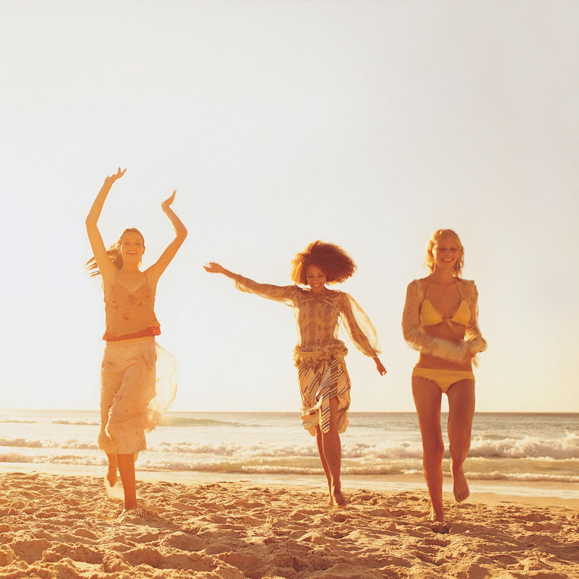 Drei junge Frauen glücklich am Strand Drei junge Frauen glücklich am Strand