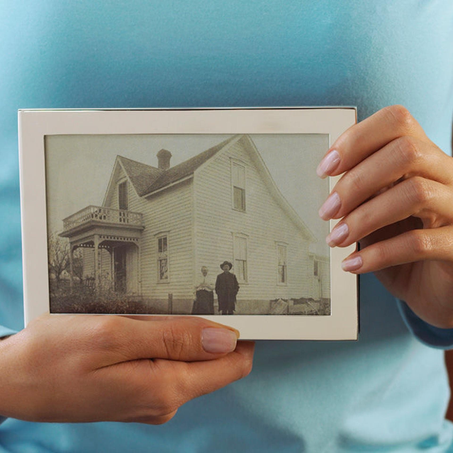 Frau mit nostalgischem Foto