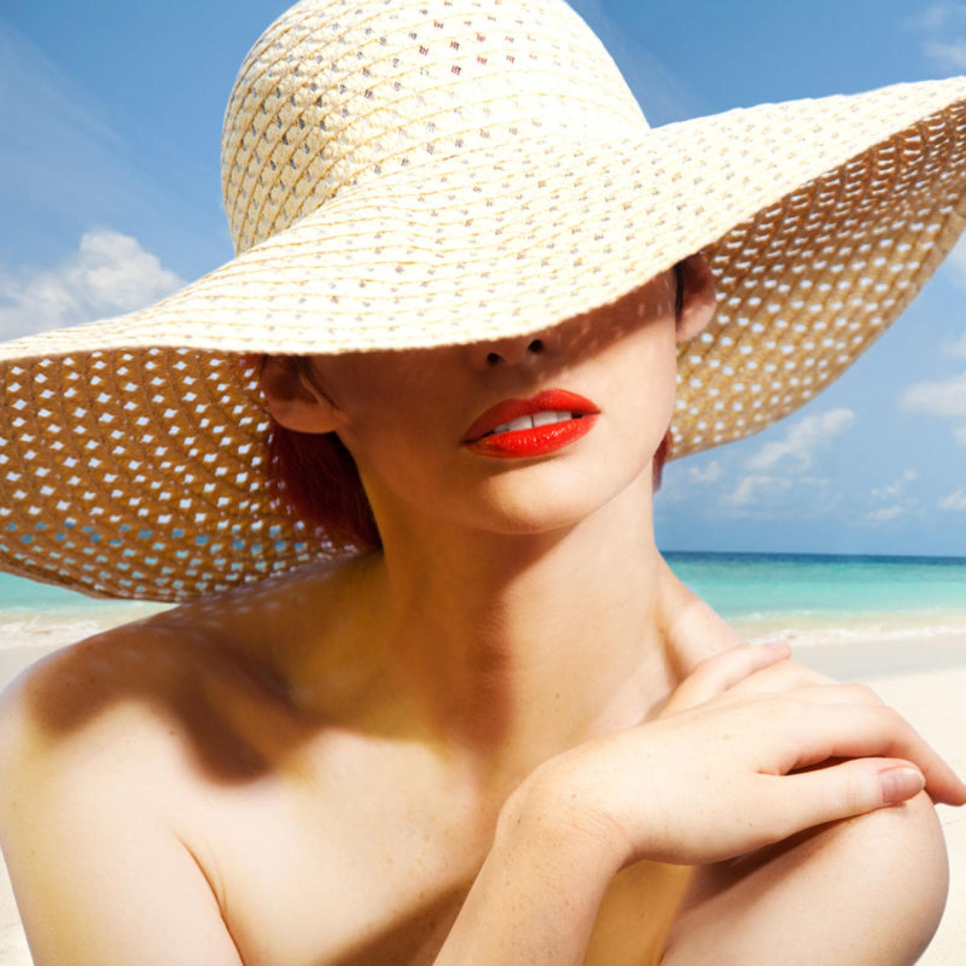 Frau mit Sonnenhut am Strand Frau mit Sonnenhut am Strand