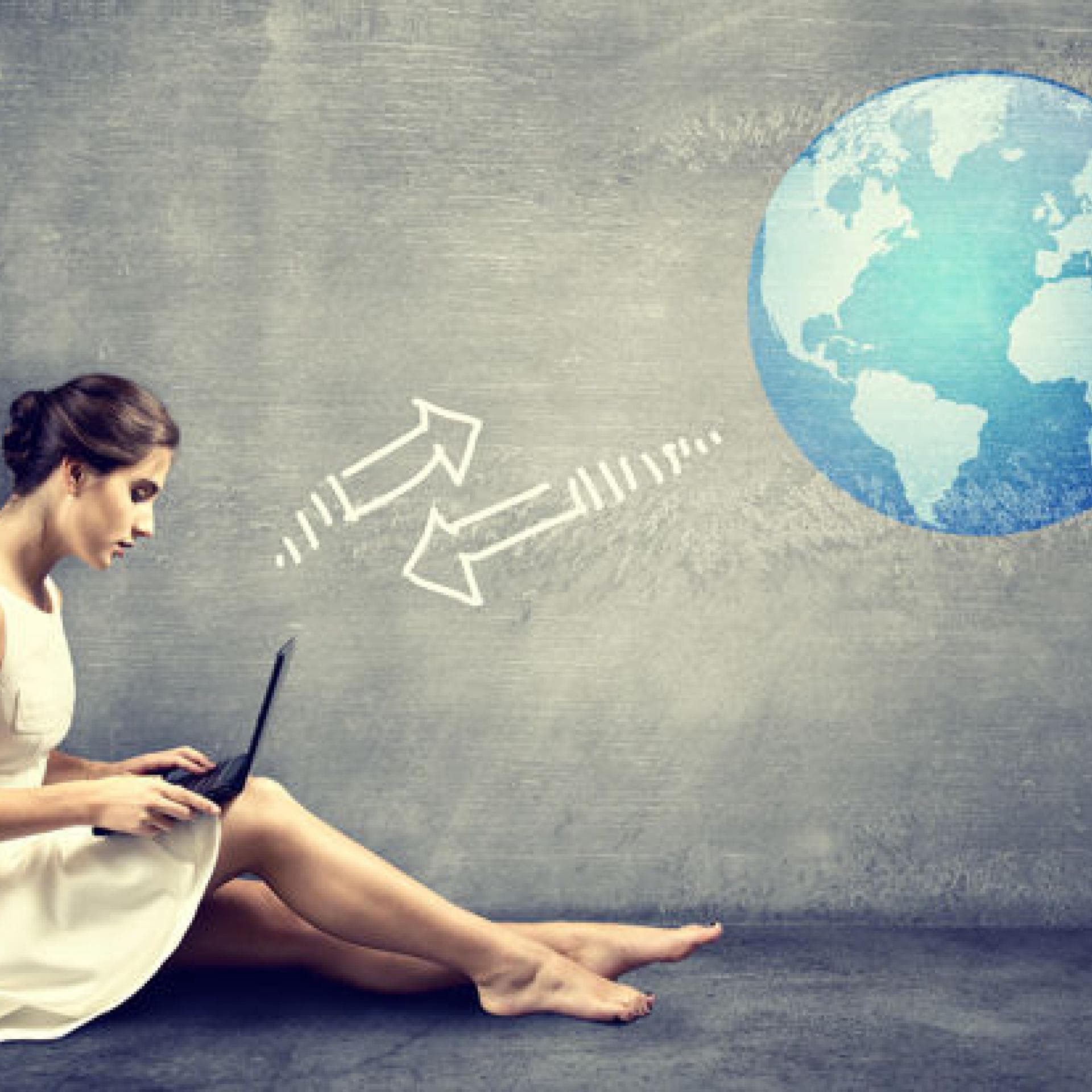Frau mit Computer kommuniziert mit der Welt Frau mit Computer kommuniziert mit der Welt