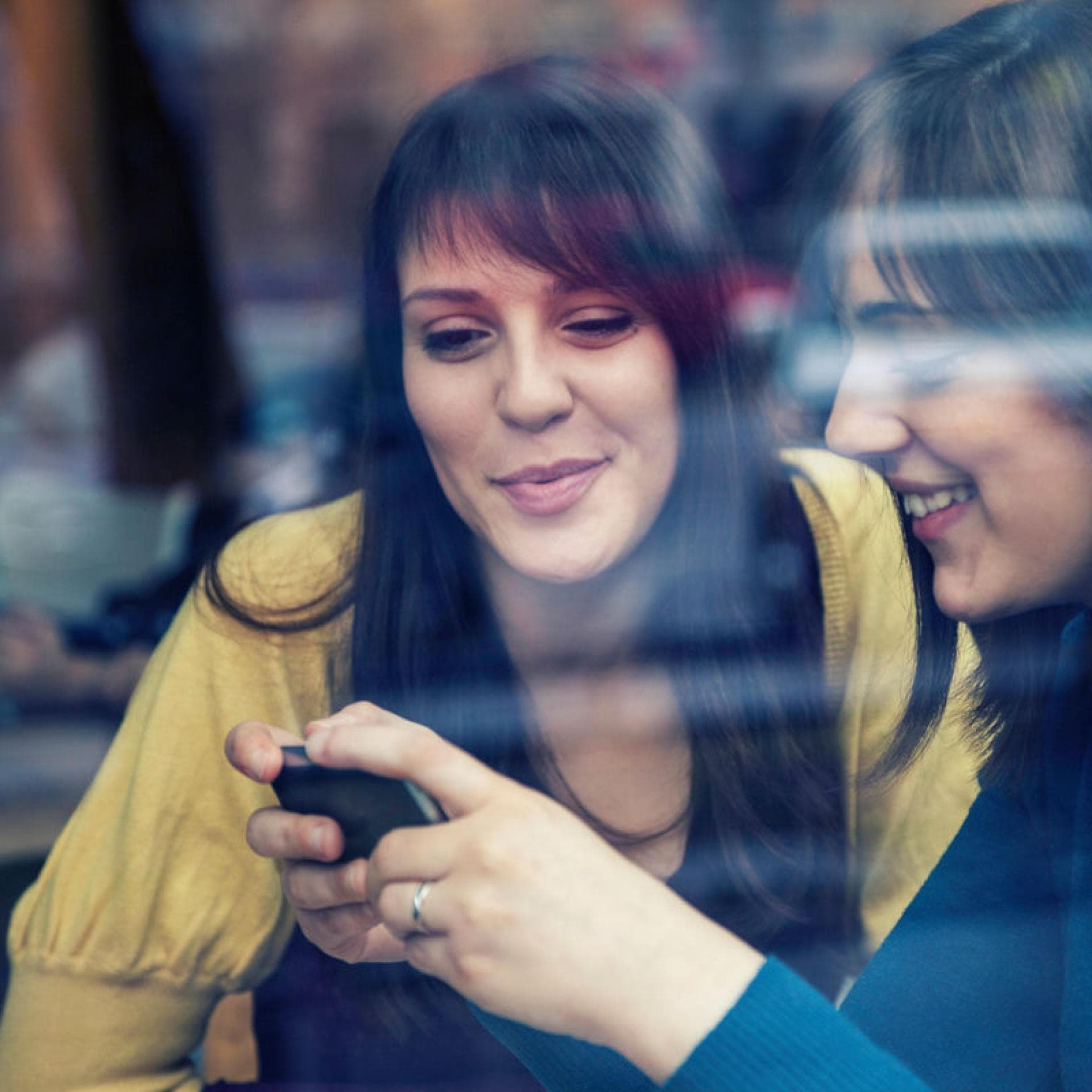 Junge Frauen nutzen Instagram auf ihren Smartphones