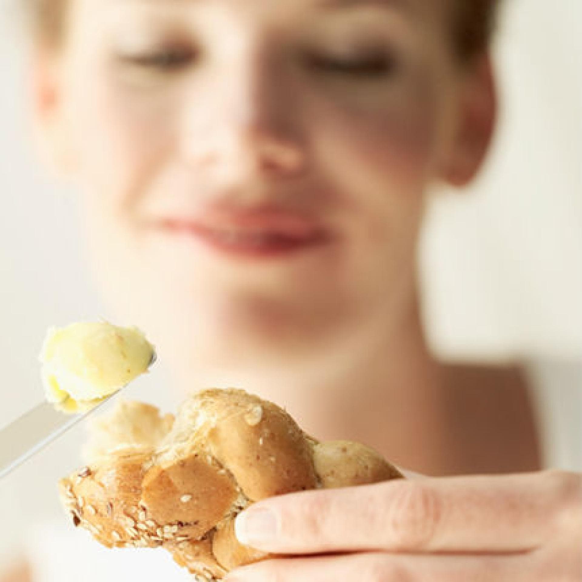 Frau isst Butter Frau isst Butter